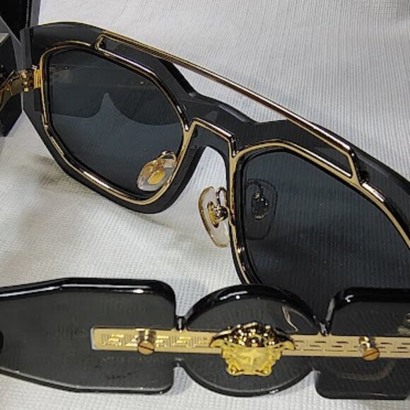 VERSACE UNISEX SUNGLASSES - NEW WITH NO DEFECTS OR BLEMISHES- MADE IN ITALY - Picture 4 of 6